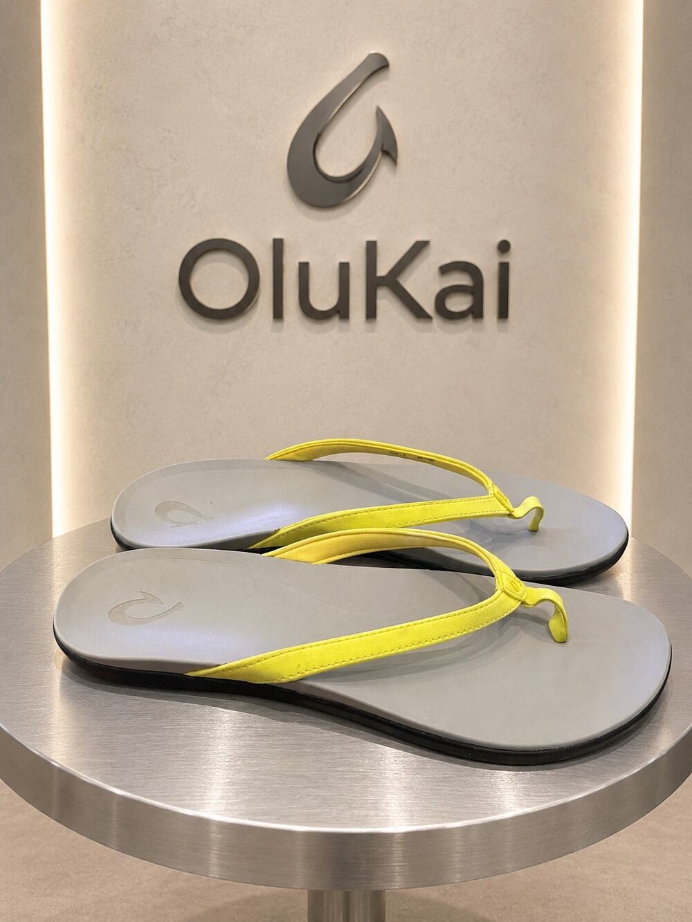 OluKai Ho’opio Yellow Gray Flip Flop Sandals Women’s 11 EU 41